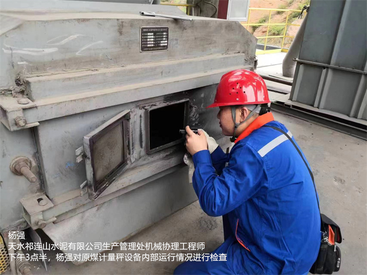 楊強  天水祁連山水泥有限公司 生產管理處機械協(xié)理工程師  下午3點半 楊強對原煤計量秤設備內部運行情況進行檢查.jpg
